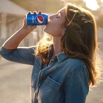 Синди Кроуфорд вновь пересняла рекламу Pepsi 1992 года (Видео)