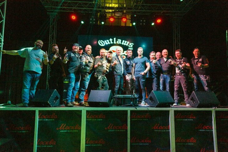 Фрязинская группа музыкальная. Группа плохо фотосессия. Группа дядьки. Группа дядьки. Музыка плохие дядьки.